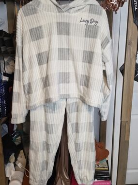 Cozy 'Lazy Day' Hooded Loungewear Set - Cream & Light Gray Plaid